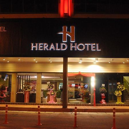 Herald Hotel Malacca Exterior foto